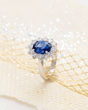 Bague or blanc, saphir Ceylan 2,36 carats entourés de 12 diamants