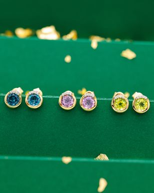 Boucles d’oreilles or jaune, puces topaze, améthyste, péridot et diamants