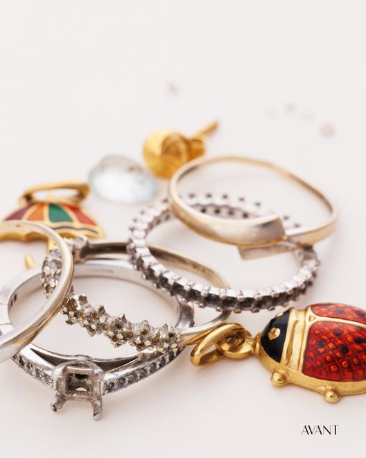 Plusieurs bijoux anciens avant transformation